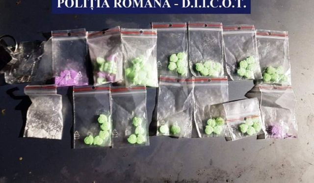Traficanți de droguri prinși într-un club din Mamaia