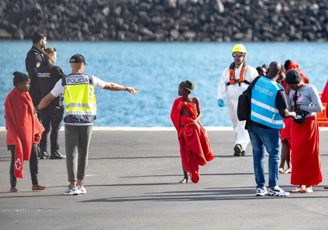 El Gobierno acatará la orden del Supremo y ultima la acogida de mil menores refugiados de Canarias