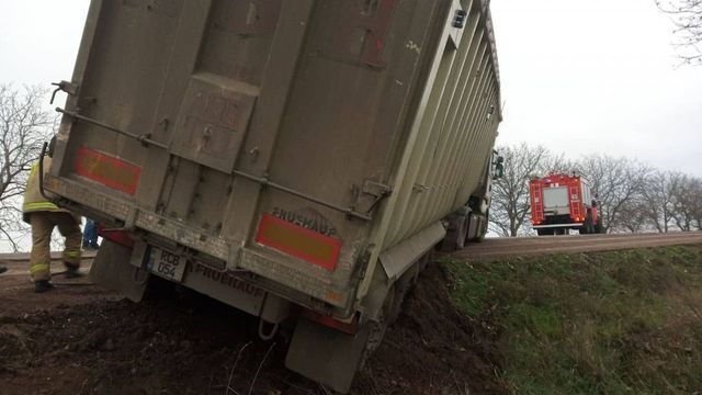 Un camion, încărcat cu 22 de tone de floarea soarelui, s-a răsturnat într-un șanț la Vulcănești