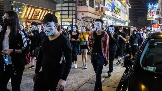 Hong Kong, pugnalato al petto deputato filo-Pechino