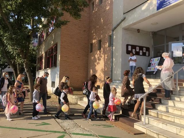 O școală cu peste 200 de copii din Arad, închisă după ce directorul a fost depistat cu Covid-19