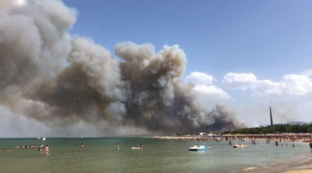 Maxi incendio a Pescara, bagnanti in fuga dalle spiagge