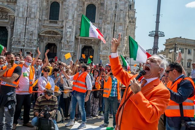 Pappalardo e i gilet arancioni, in piazza a Milano senza mascherine