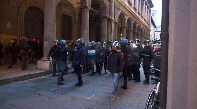 “Boicotta Israele”, scontri studenti-polizia a Bologna