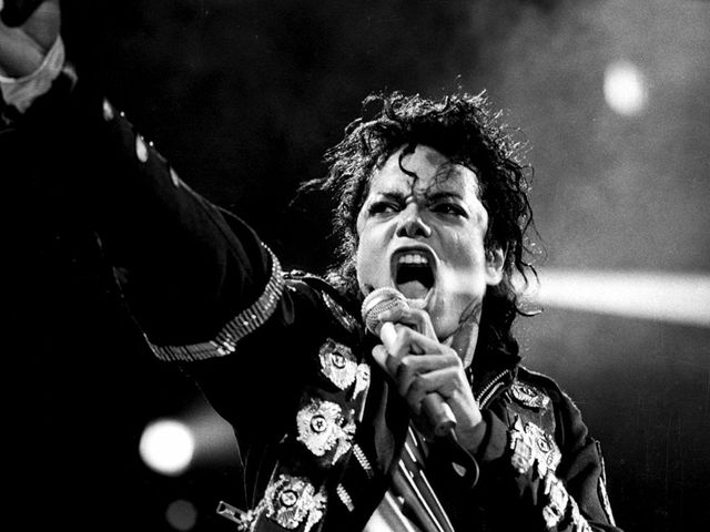 Doi bărbați care ar fi fost abuzați sexual de Michael Jackson când erau copii reiau procesele împotriva companiilor acestuia