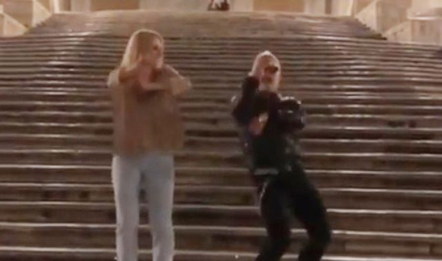 Hunziker-Vacchi, il ballo sulle scale di Piazza di Spagna è virale