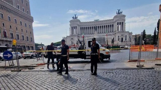 Roma, smottamento in un cantiere a piazza Venezia: traffico deviato