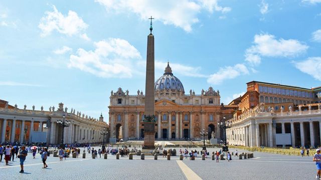 Vaticanul a precizat că transsexualii pot fi botezați în Biserica Catolică, dar pune câteva condiții