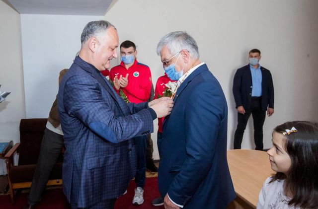 Знаменитый тренер по боксу Петр Кадук награжден орденом Республики