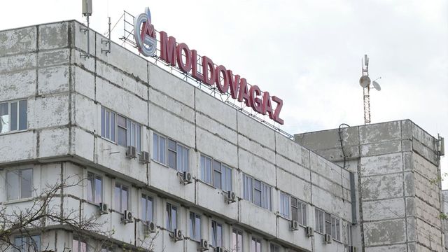Pe banca acuzaților. Doi foști angajați ai Moldova-Gaz au angajat fictiv un al treilea învinuit, cu un salariu de peste 800 mii lei