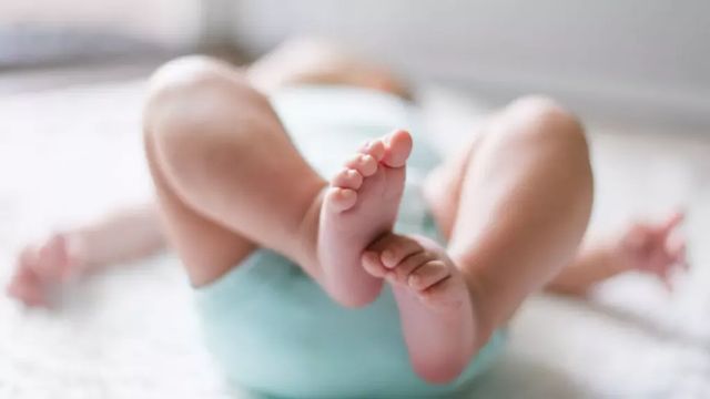 Un bebeluș a ajuns la spital cu arsuri chimice pe cap