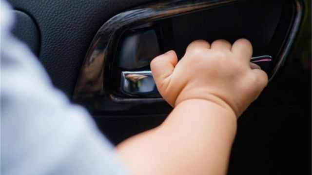Un copil de 5 ani, rămas blocat în interiorul unui automobil