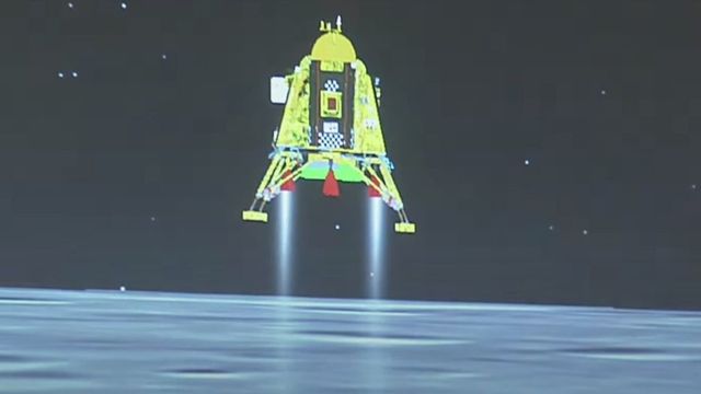 Sonda spațială indiană, care concura cu Rusia, a aselenizat cu succes la polul sud al Lunii