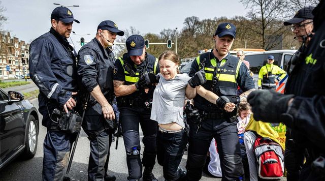 Greta Thumberg fermata a una manifestazione all'Aja