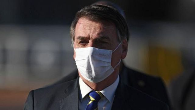 Jurnaliști vor sa-l dea in judecata pe președintele Braziliei, pentru ca și-a dat jos masca, dupa ce a anunțat ca-i infectat