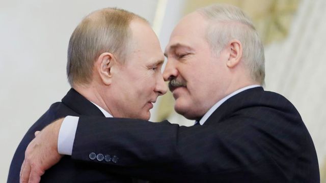 Лицом к событию. Поможет ли Путин Лукашенко ”человечками”?