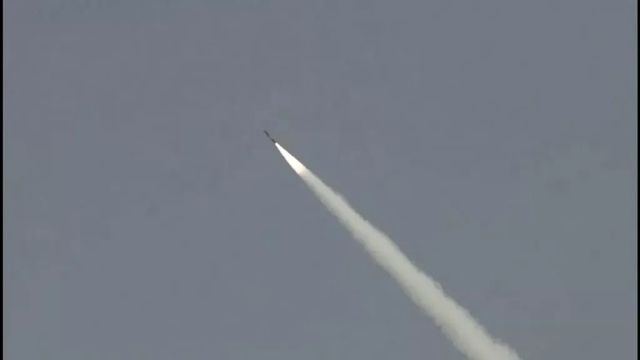 Pakistán prueba un misil balístico mientras crece la tensión con India