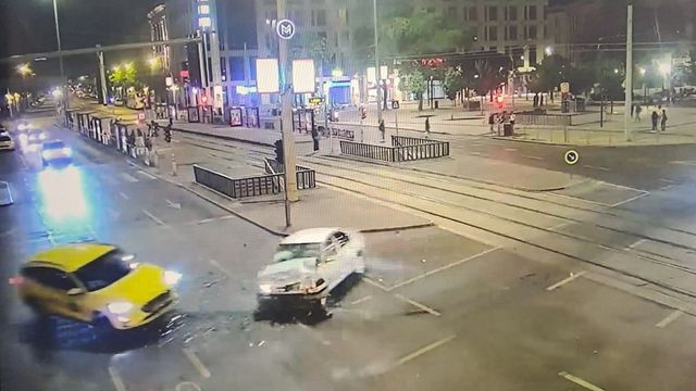 Rendőrök elől menekülő sofőr ütközött egy taxival a Blahán - videó