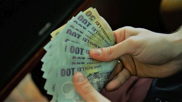 Viorica Dancila a renuntat la majorarea salariului minim cu 100 de lei