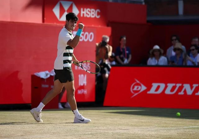 Alcaraz se crece al saque y alcanza las semifinales en Queen's