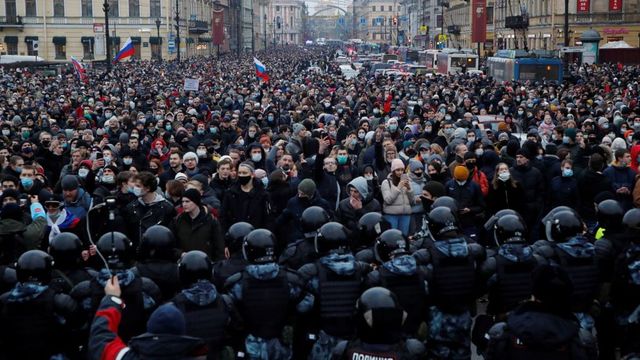 На незаконные акции вышло мало людей, заявил Песков