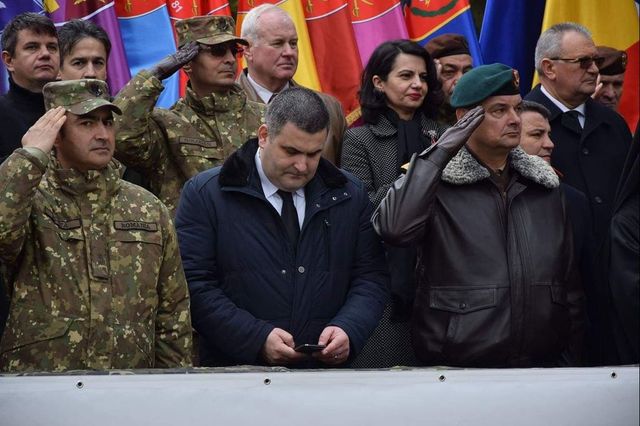 Ministrul Apărării și-a verificat telefonul în timp ce militarii îi dădeau onorul