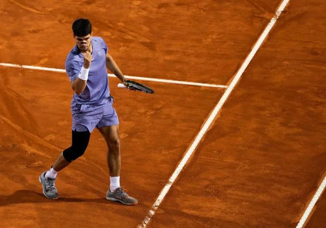 Alcaraz avanza a trompicones a octavos de final en Roma