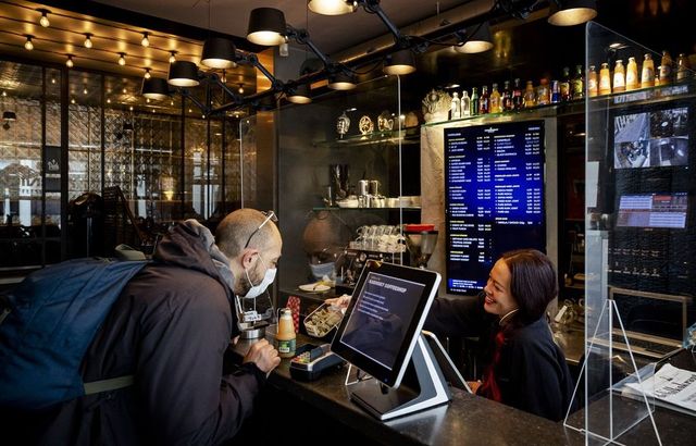 Amsterdam vrea să interzică accesul turiștilor în cafenelele unde se vinde canabis