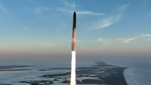 SpaceX a lansat cea mai mare rachetă din lume, la șapte luni după o primă încercare nereușită