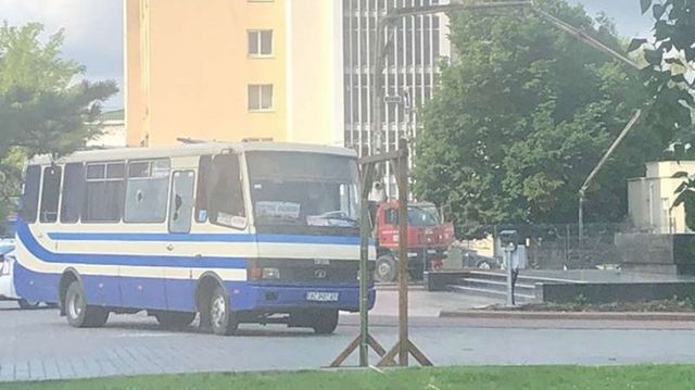 В украинском Луцке вооруженный мужчина захватил автобус с 20 заложниками
