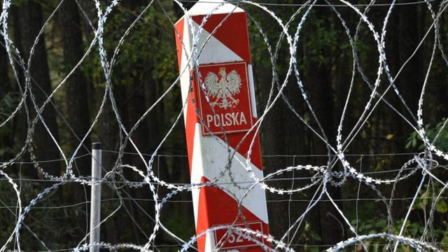 Polonia: Sute de migranți au rupt gardul de sârmă de la graniță