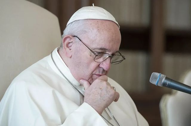 Reacție de la Vatican după ce contul de Instagram al Papei a dat like unui model brazilian