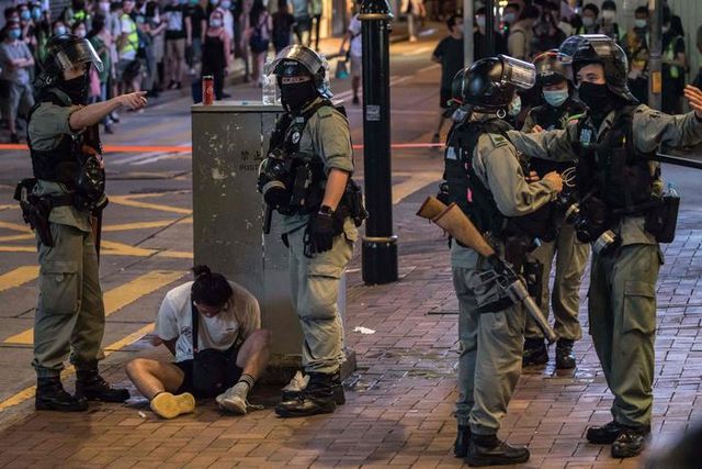 Hong Kong, polizia arresta altri 11 attivisti