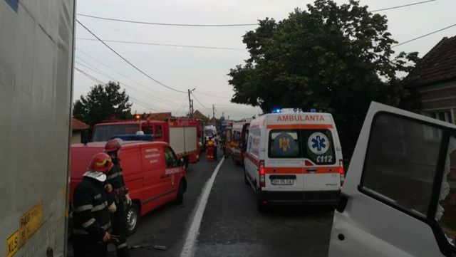 Un microbuz cu moldoveni, implicat într-un grav accident în România. Două persoane au decedat