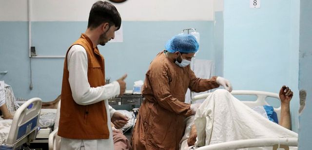 Po explozích v Kábulu zemřelo 70 místních, evakuace nabírají na rychlosti