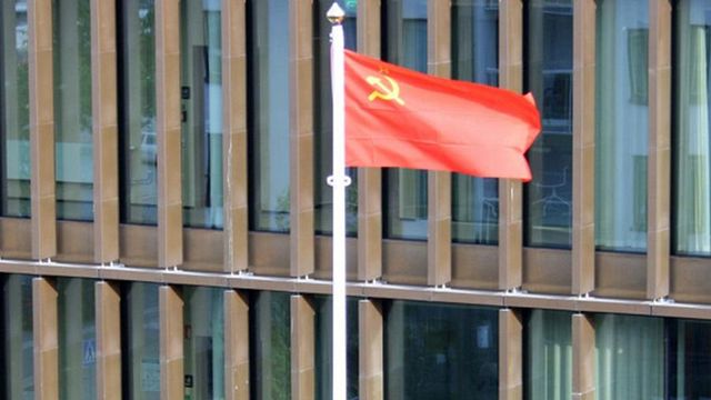 Флаг СССР поднят над административным зданием в Швеции