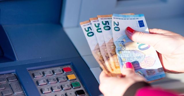 Napoli, bancomat impazzito sputa banconote da 50 e 20 euro in strada, passante restituisce 980 euro