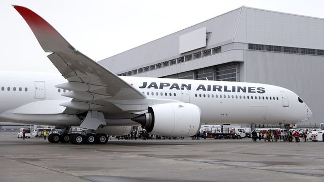 Videón, ahogy lángba borul a Japan Airlines utasszállítója a tokiói Haneda repülőtéren
