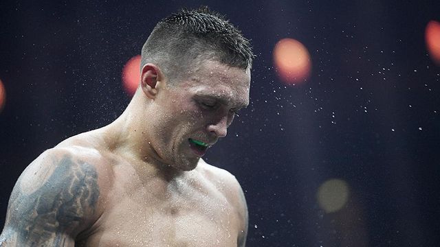 Украинского боксера Усика лишили еще одного титула чемпиона мира