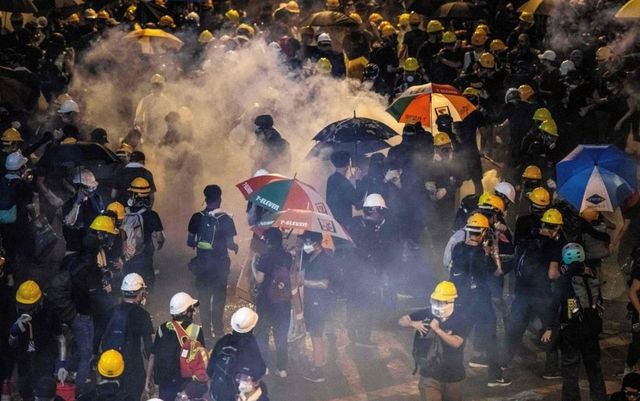 Poliția din Hong Kong a folosit gaze lacrimogene împotriva manifestanților