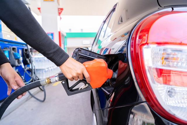 Prețurile la carburanți continuă să scadă