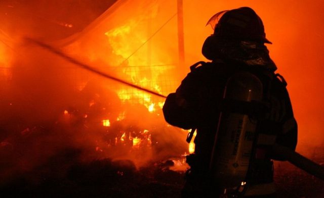 Șapte persoane au avut nevoie de îngrijiri medicale după ce un apartament din capitală a luat foc
