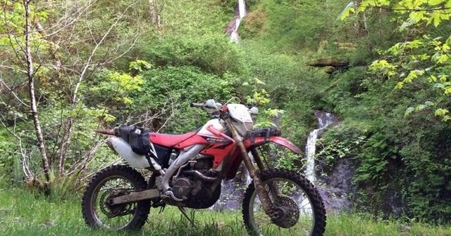 Motoclistul rătăcit în pădure și deshidratat a fost găsit