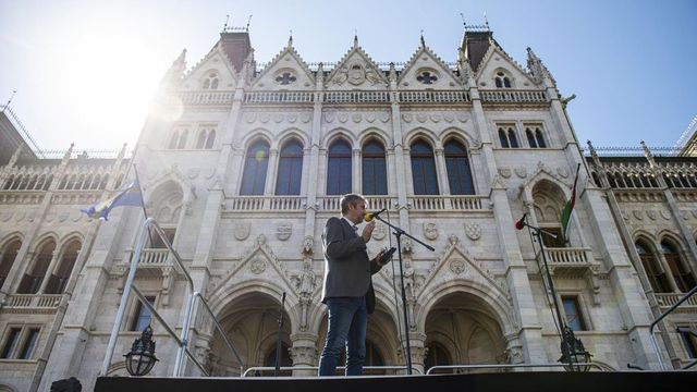 Jámbor András és Hadházy Ákos közös törvényjavaslatot nyújtott be a devizahitelesekért