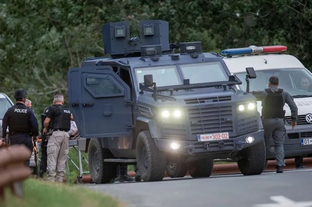 Criza din Kosovo: percheziții la Banjska, după asaltul poliției asupra unei biserici în care s-au baricadat sârbi înarmați