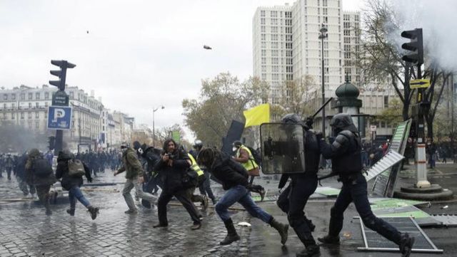 Violențe extreme la Paris. 150 de persoane au fost reținute