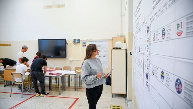 Seggi aperti, in Campania 4,5 milioni di cittadini al voto per eleggere 38 deputati e 18 senatori
