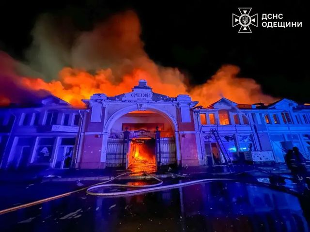 Un incendiu a cuprins celebra Piață Privoz din Odesa, în urma unui atac rusesc cu drone