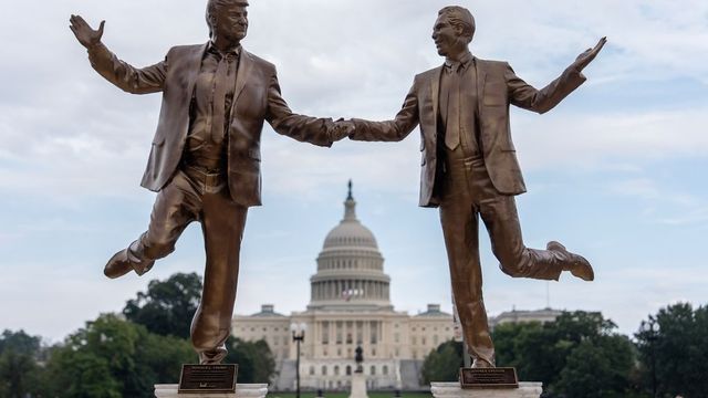 Trump y Epstein cogidos de la mano frente al Capitolio: la provocadora escultura que enfurece a la Casa Blanca