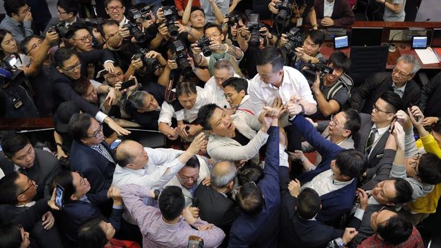 Violențe în parlamentul din Hong Kong. Un parlamentar a fost luat pe targă